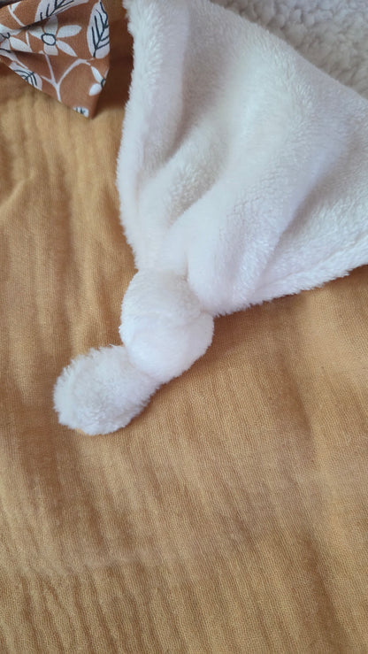 Doudou lapin blanc et beige