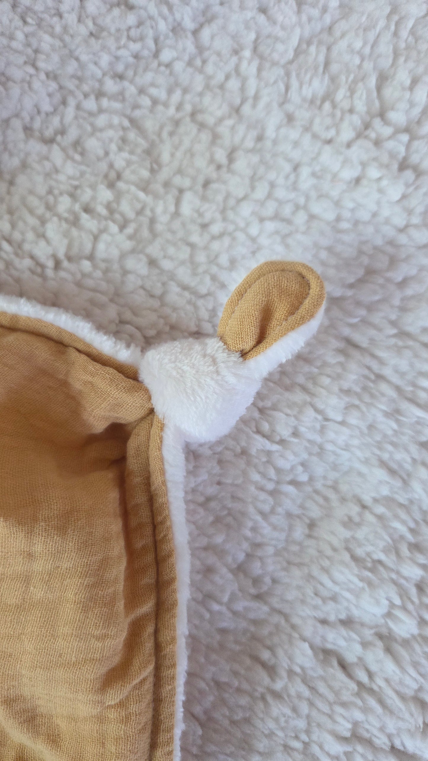 Doudou lapin blanc et beige