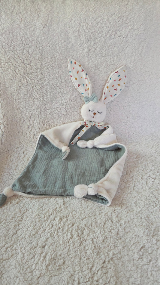 Doudou lapin blanc et vert clair